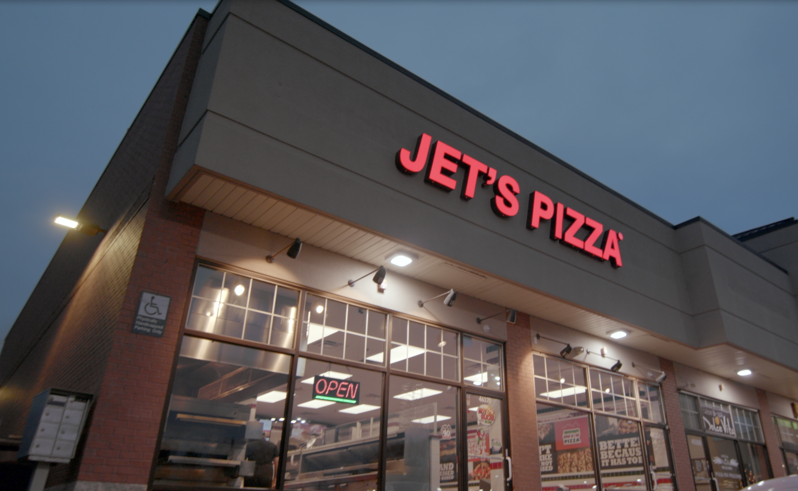 Jet's Pizza cuts ribbon at new location