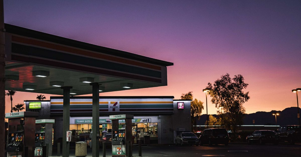 7-eleven-store-photo-during-sunset-3116970