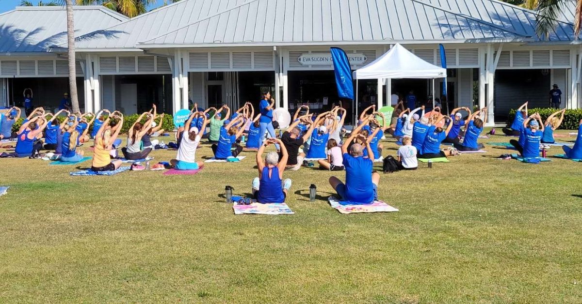 Refresh Photo_Group photo_yoga stretch from back