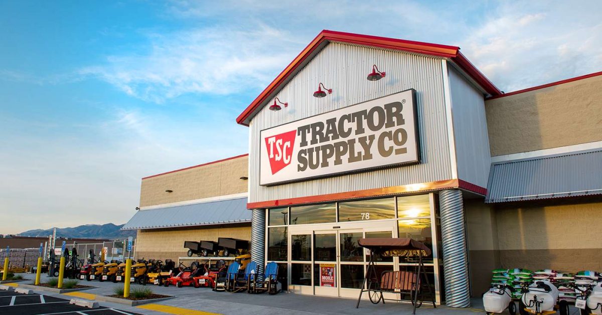 Tractor_Supply_Storefront_1